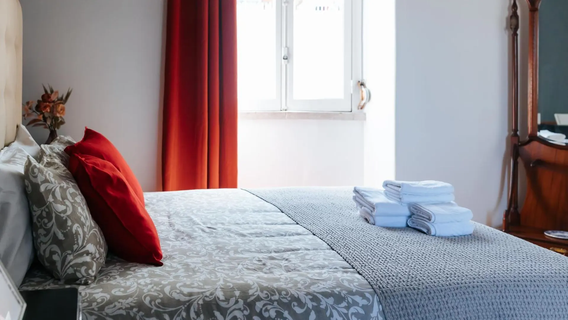 Homestay Aquilla Family Room 207 Lisbon Portugal