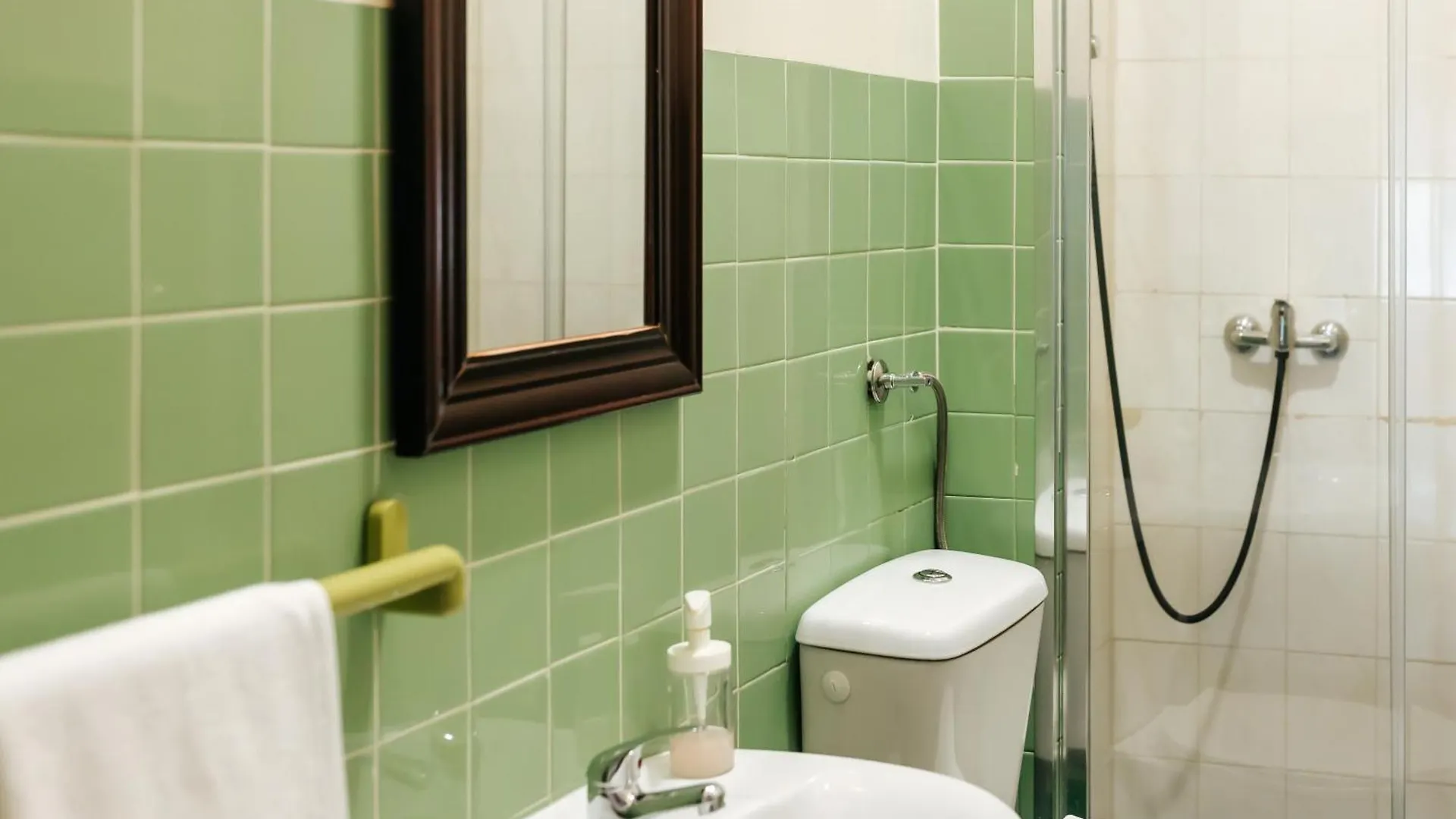 Homestay Aquilla Family Room 207 Lisbon Portugal